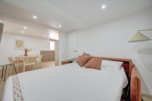 a bedroom with a bed and a dining room at La Pequeña Gran Casa by Clabao in Viana
