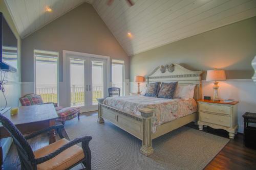 Ένα ή περισσότερα κρεβάτια σε δωμάτιο στο Beachfront 4BR - Pickleball, Gameroom, Luxury Gated Community!