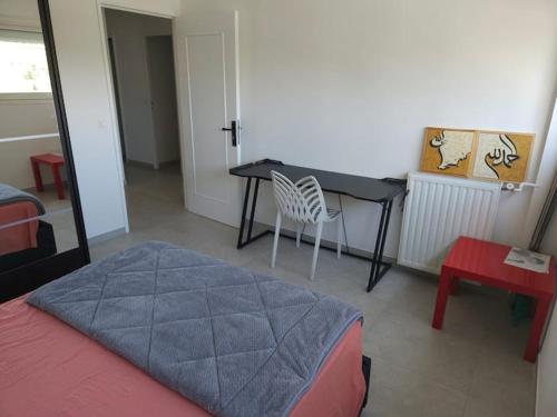 - une chambre avec un bureau et une table avec une chaise dans l'établissement Antibes le Vauban grand 2 pièces parking, à Antibes