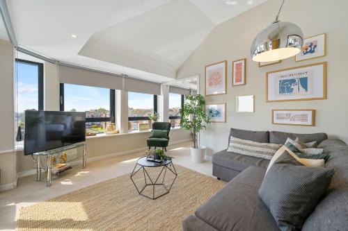 Χώρος καθιστικού στο The Waterfront Penthouse I With Parking