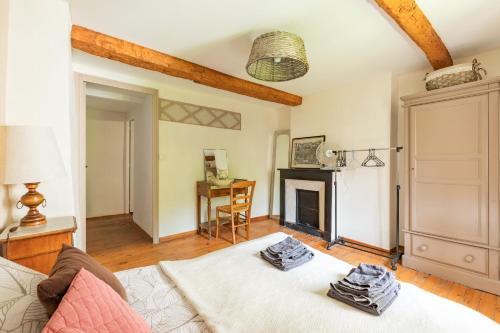 un salon avec un canapé et une cheminée dans l'établissement La Campagnarde - Avec jardin clos, à Campagne-sur-Aude