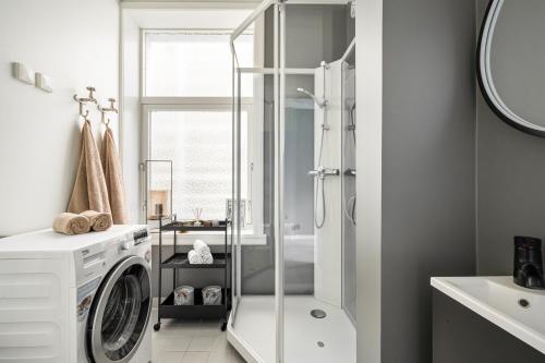 ein Badezimmer mit Waschmaschine und Dusche in der Unterkunft Bergen Beds Apartments - Unbeatable location! in Bergen