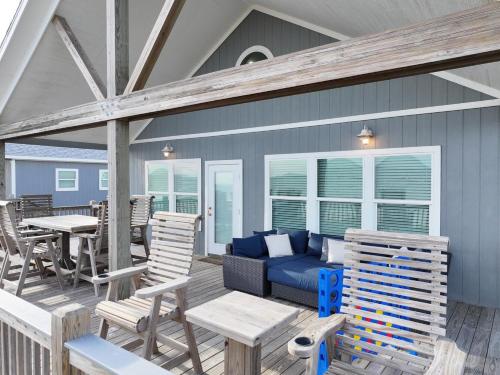 Χώρος καθιστικού στο Beachfront 4BR - Tiki Bar, Yard Games, Smart TVs, Pets