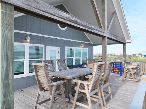 Μπαλκόνι ή βεράντα στο Beachfront 4BR - Tiki Bar, Yard Games, Smart TVs, Pets