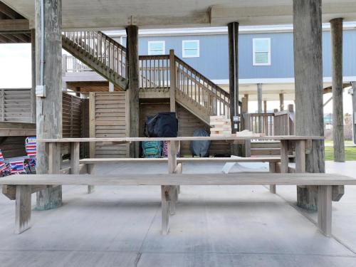 Μπαλκόνι ή βεράντα στο Beachfront 4BR - Tiki Bar, Yard Games, Smart TVs, Pets