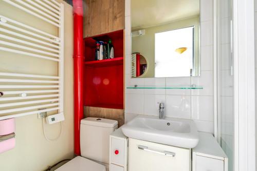 une salle de bain avec toilettes et lavabo dans l'établissement Studio sous les poutres à Paris, à Paris