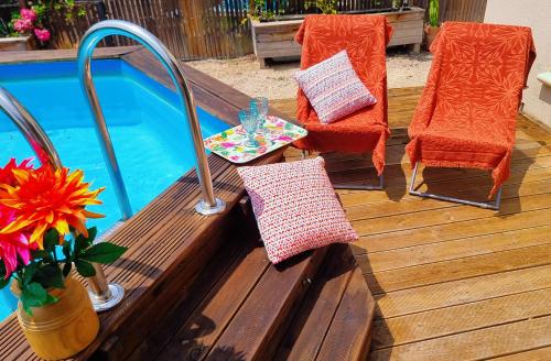 deux chaises et une table à côté d'une piscine dans l'établissement Villa dans les Alpilles, à Maussane-les-Alpilles