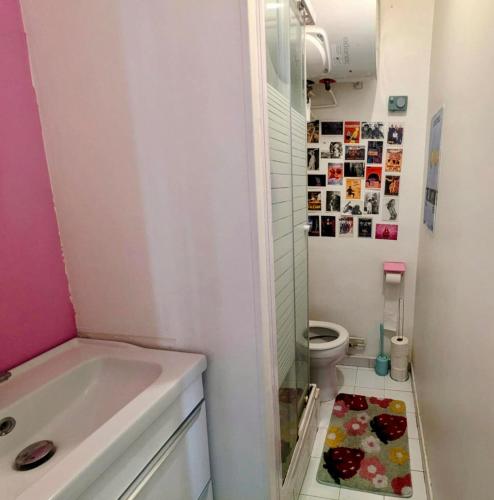 une salle de bain avec une douche, un lavabo et des toilettes dans l'établissement Appartement cosy Batignolles, à Paris