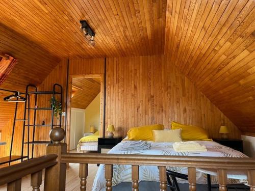 une chambre avec un lit avec un plafond en bois dans l'établissement TY ROZ beau gîte tout rénové en bord de mer, à Perros-Guirec