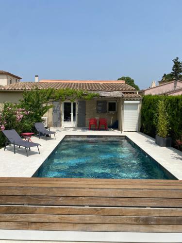 Πισίνα στο ή κοντά στο Le Gîte au calme d'Aubignan 4 personnes, 1 chambre
