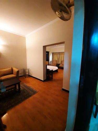 ein Wohnzimmer mit Sofa und Tisch in der Unterkunft Royal Crown in Islamabad