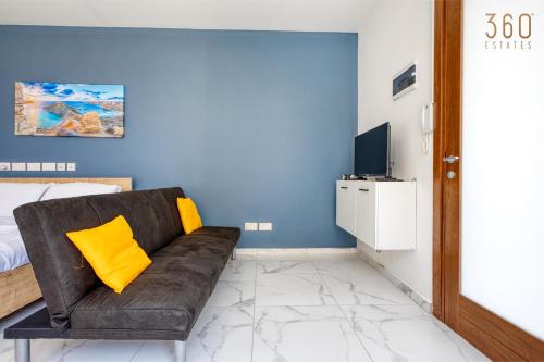 TV a/nebo společenská místnost v ubytování Studio home with sofa bed close to Valletta with Wifi by 360 Estates