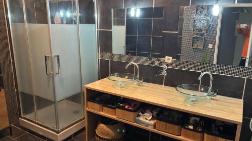 a bathroom with two sinks and a shower at Maison familiale à la campagne in Alby
