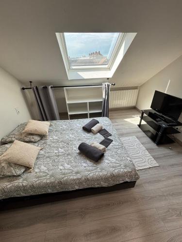 une chambre avec un lit et une grande fenêtre dans l'établissement Charming Plant Studio, à Rouen