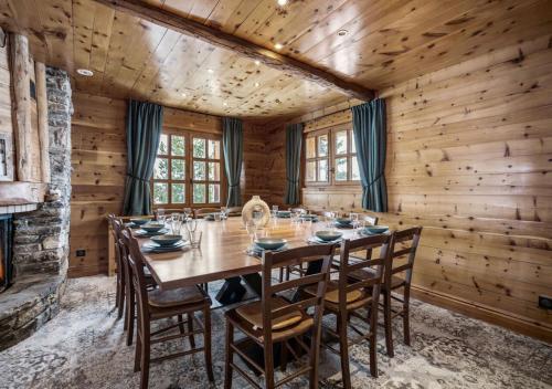 une salle à manger en bois avec une table et des chaises dans l'établissement Chalet Charline, à Tignes