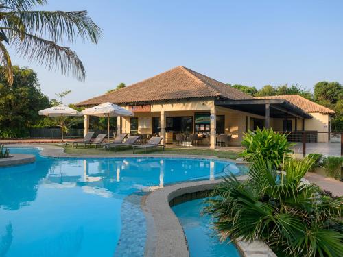 a villa with a swimming pool in a resort at San Martinho Vila Azul in Vila Praia Do Bilene