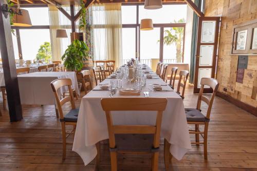a long dining room with a long table and chairs at Best Western Hotel Santa Caterina in Acireale