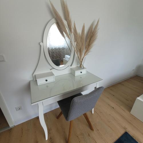 a dressing table with a mirror and a chair at Große,Schöne FeWo nähe Schwetzingen-Hockenheim 3 Zimmer mit Balkon in Oftersheim