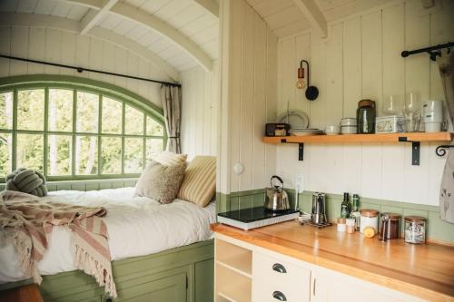 a kitchen with a bed in a small room at Wóz Działy in Werchrata