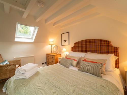 a bedroom with a large bed and a window at The Old Reading Room Peaceful Village Retreat Pass the Keys in Wigginton