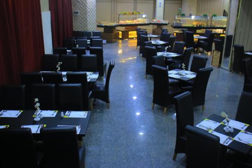 a dining room filled with tables and chairs at Delmar Hotel Matrouh in Marsa Matruh