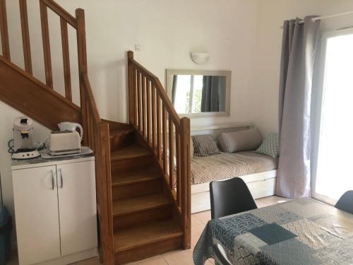 a room with a staircase with a bed and a window at Maison dans une residence fermée in Mouriès