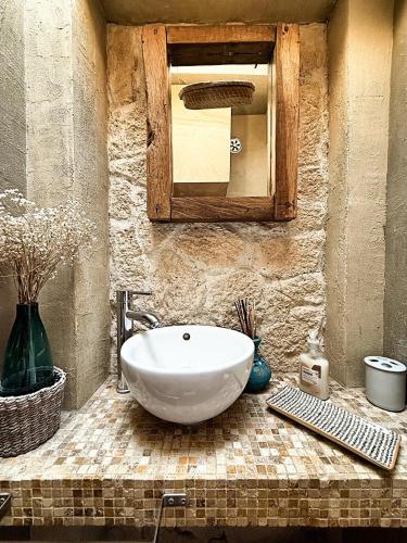 une salle de bain avec un lavabo blanc et un miroir dans l'établissement SOHO CENTER/MARAIS/POMPIDOU/LOUVRE, à Paris