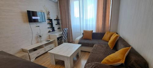 Una pequeña sala de estar con un sofá y una mesa. en Holidays in Tbilisi, en Tiflis