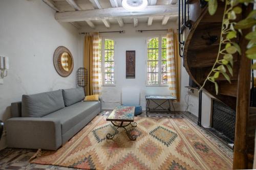 un salon avec un canapé et une table dans l'établissement Taurillon - Grand confort, à Arles