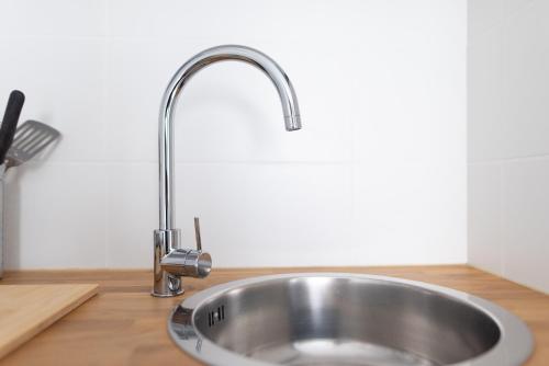 - un évier en acier inoxydable dans la cuisine dans l'établissement Studio Raymond IV - élégance et confort, à Toulouse