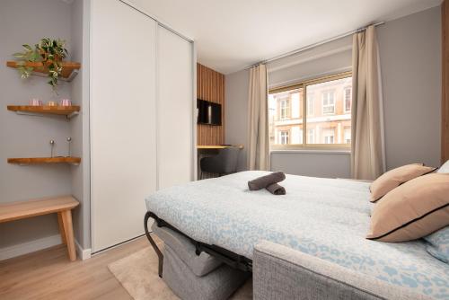 une chambre avec un lit avec un ours en peluche dessus dans l'établissement Studio Raymond IV - élégance et confort, à Toulouse