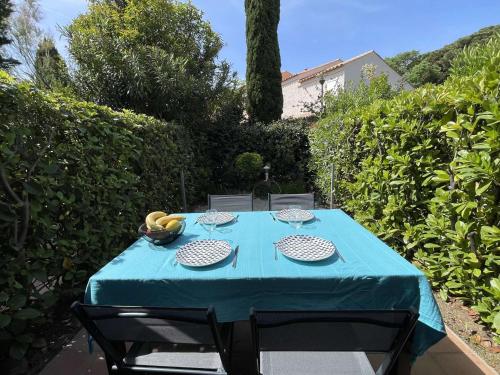 Photo de la galerie de l'établissement Charmante Maison Climatisée avec Jardin et Terrasse au Calme - Le Lavandou - FR-1-308-143, au Lavandou