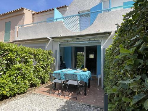 Photo de la galerie de l'établissement Charmante Maison Climatisée avec Jardin et Terrasse au Calme - Le Lavandou - FR-1-308-143, au Lavandou