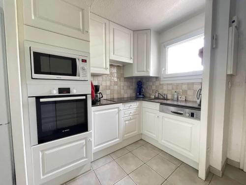 Photo de la galerie de l'établissement Charmante Maison Climatisée avec Jardin et Terrasse au Calme - Le Lavandou - FR-1-308-143, au Lavandou