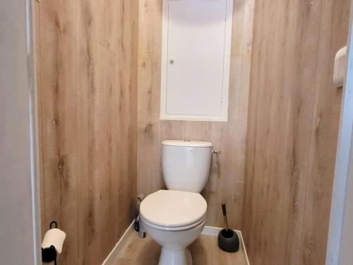 Elle comprend une petite salle de bains pourvue de toilettes et d'une fenêtre. dans l'établissement T2 rénové avec parking, Wi-Fi, clim mobile, à 400m plages/commerces - Piscine/tennis/promenades - FR-1-316-338, à Six-Fours-les-Plages