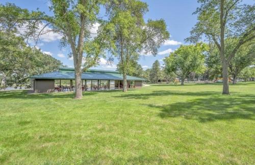 un parque con un edificio en medio de un campo en The Hygge House, en Spirit Lake