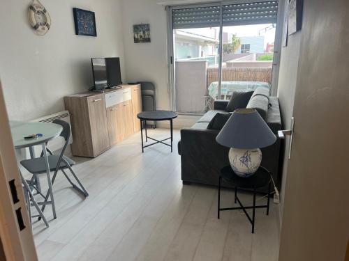studio cabine 4 personnes à 50m du port et 100m de la plage