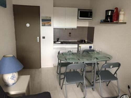 studio cabine 4 personnes à 50m du port et 100m de la plage