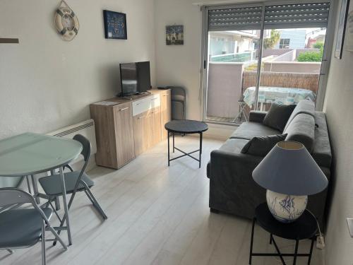 studio cabine 4 personnes à 50m du port et 100m de la plage