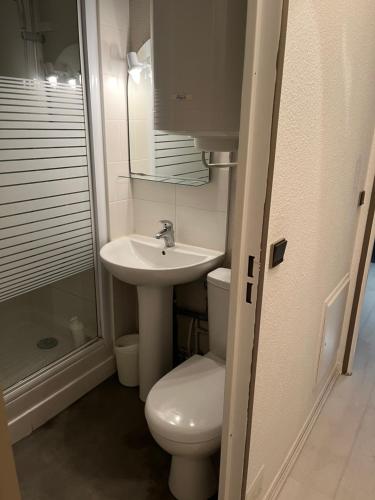 studio cabine 4 personnes à 50m du port et 100m de la plage