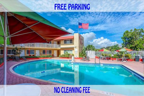 a pool at a hotel with the words free parking and no cleaning fee at Beach and Town Motel in Hollywood