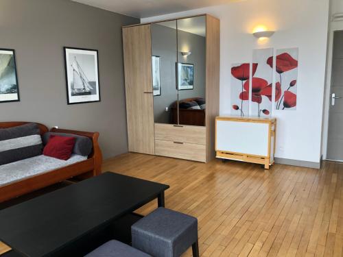 un salon avec un canapé et une table dans l'établissement Grand appartement lumineux avec balcon, à Lorient