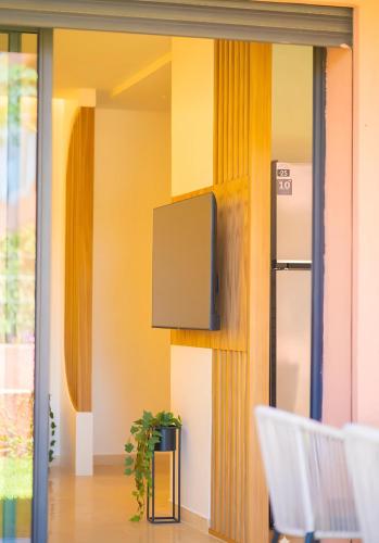 Una televisión o centro de entretenimiento en Amberdi Noria Apartment Marrakech