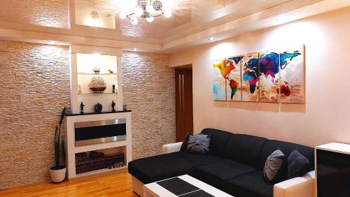 Ruang duduk di Central Apartment with Fireplace & Cathedral View