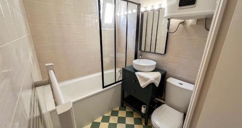 une petite salle de bain avec toilettes et lavabo dans l'établissement AC - Hypercenter - Near Collection Lambert, à Avignon