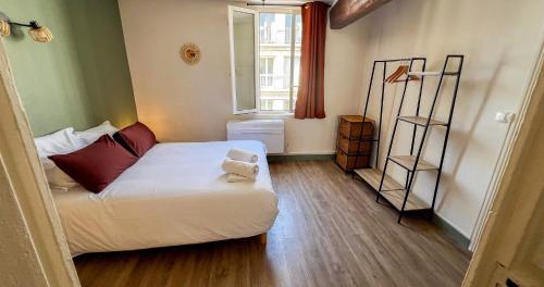 une petite pièce avec un lit et une fenêtre dans l'établissement AC - Hypercenter - Near Collection Lambert, à Avignon