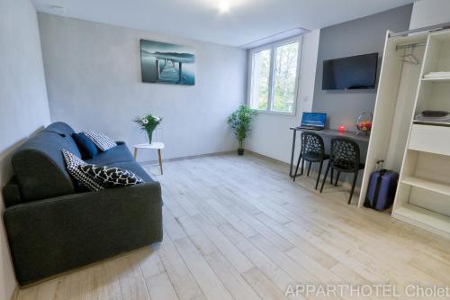 Μια τηλεόραση ή/και κέντρο ψυχαγωγίας στο Appart hotel Cholet Carteron