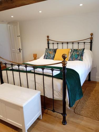 Postel nebo postele na pokoji v ubytování Finest Retreats - Moelis Barn