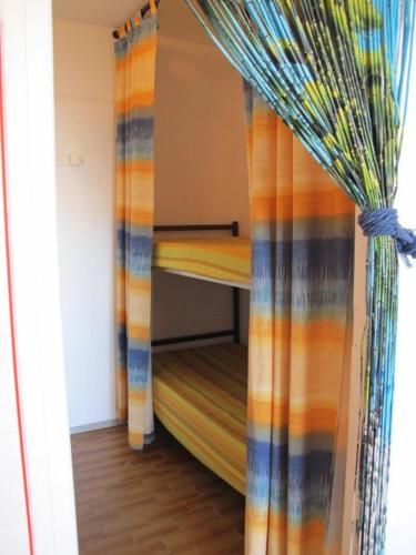 Cette chambre comprend un lit superposé avec un rideau. dans l'établissement Studio Héliopolis F 66 - 4 personnes, au Cap d'Agde