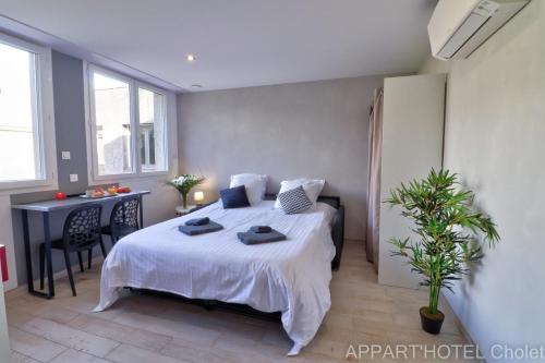Ένα ή περισσότερα κρεβάτια σε δωμάτιο στο Appart hotel Cholet Carteron